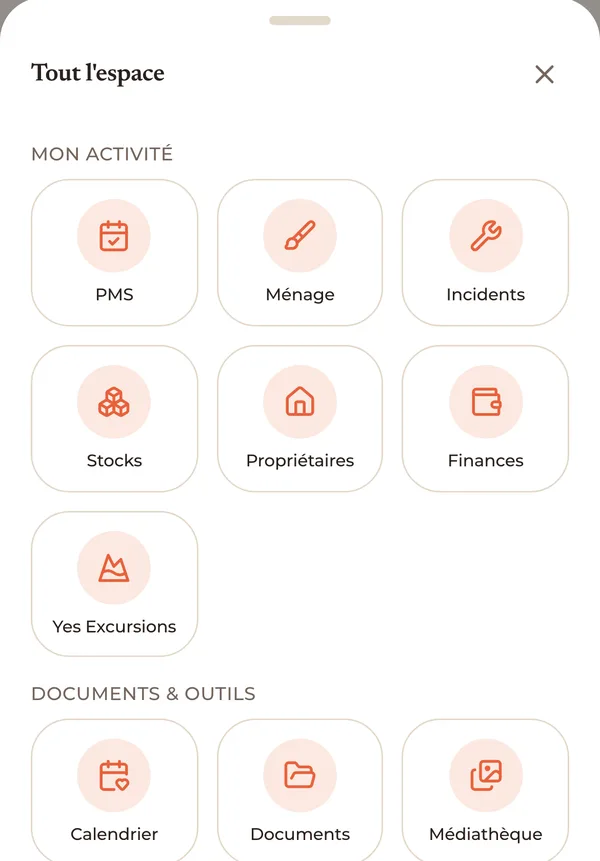 Le menu d'un outil de gestion sur mesure, sur téléphone : une tuile par partie du métier, sous « Mon activité » puis « Documents & outils ».